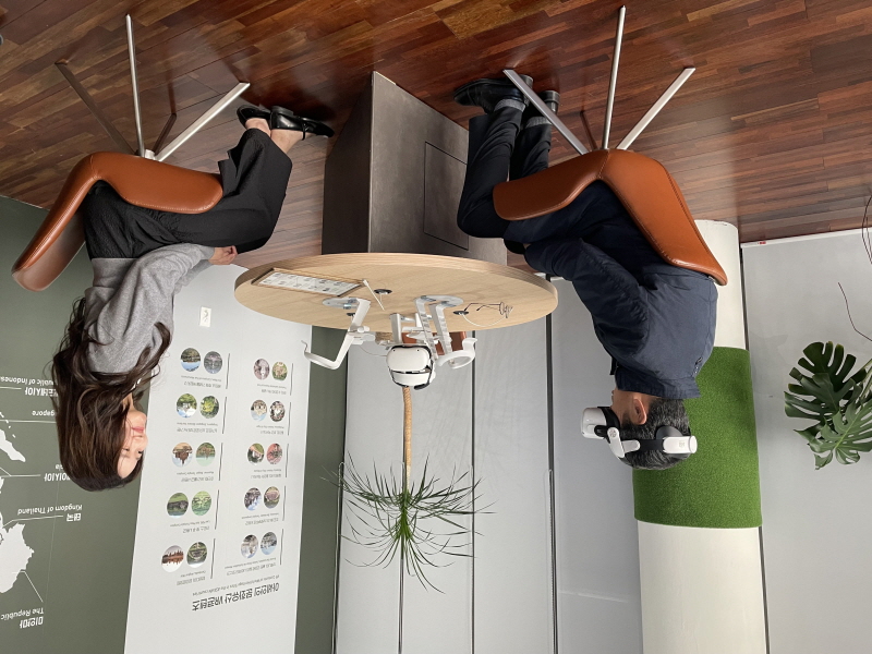 담소를 나누는 모습