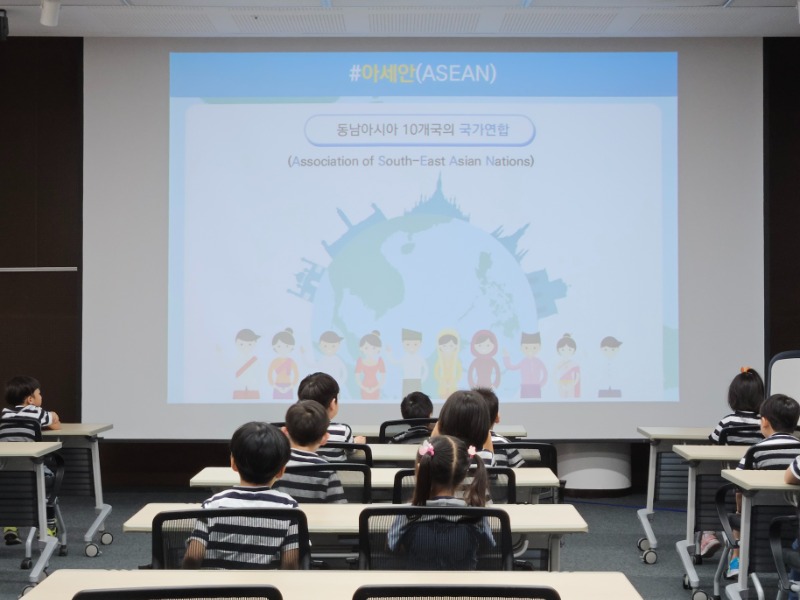 [현장사진] KF아세안문화원 단체방문 프로그램(연산더샵어린이집) (1).jpg